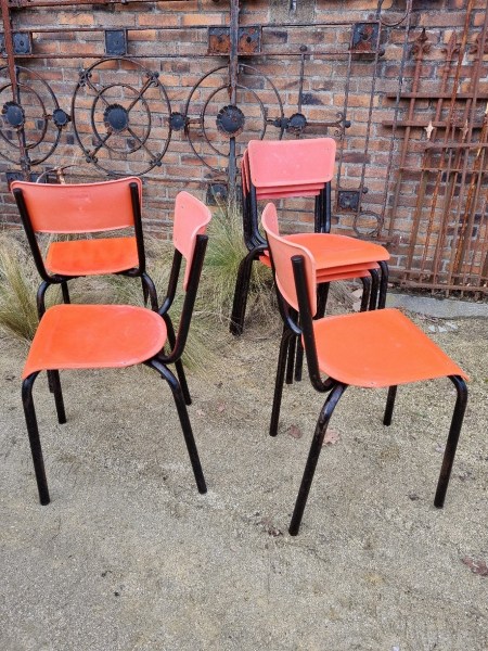 Meurop-Pierre-Pierre-Guarichie-C59-stoelen-chaise-rode-stapelstoelen-red-chairs-horecastoelen-cafestoelen-00010