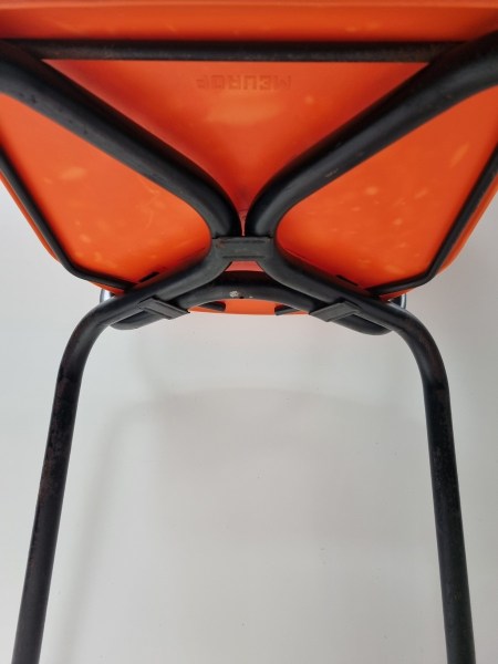 Meurop-Pierre-Pierre-Guarichie-C59-stoelen-chaise-rode-stapelstoelen-red-chairs-horecastoelen-cafestoelen-00014