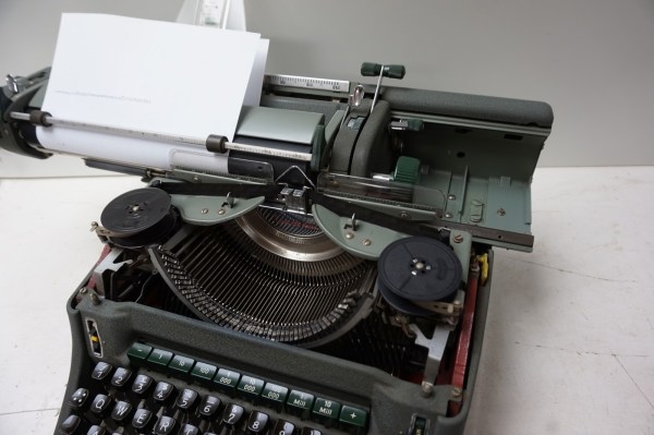 Olympia-Super-de-Luxe-SG1-typemachine-typewriter-plastic-papiergeleider-card-guide-vintage-schreibmaschine-1961