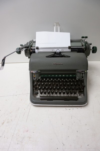 Olympia-Super-de-Luxe-SG1-typemachine-typewriter-plastic-papiergeleider-card-guide-vintage-schreibmaschine-1961