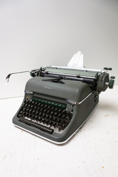 Olympia-Super-de-Luxe-SG1-typemachine-typewriter-plastic-papiergeleider-card-guide-vintage-schreibmaschine-1961