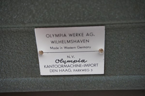 Olympia-Super-de-Luxe-SG1-typemachine-typewriter-plastic-papiergeleider-card-guide-vintage-schreibmaschine-1961
