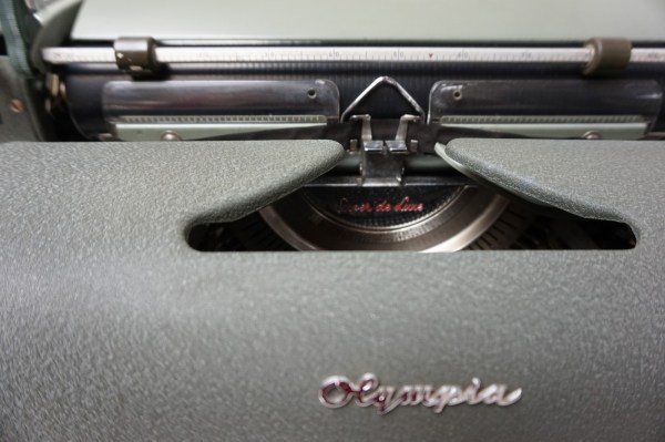 Olympia-Super-de-Luxe-SG1-typemachine-typewriter-plastic-papiergeleider-card-guide-vintage-schreibmaschine-1961