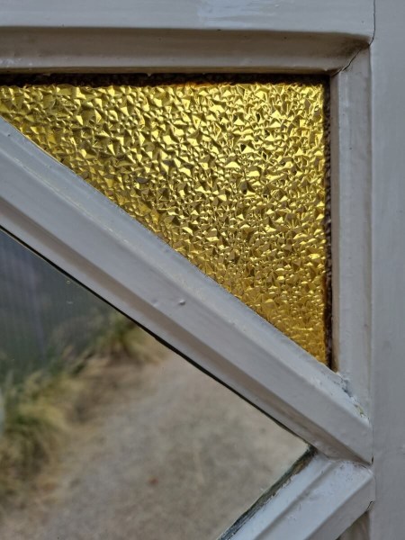 Oude-glazen-ramen-panelen-houten-frame-geel-glas-art-deco-glass-panels-windows-wooden-frame