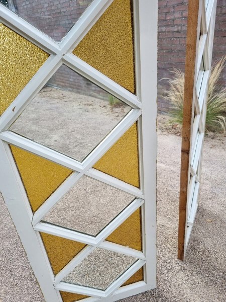  Oude-glazen-ramen-panelen-houten-frame-geel-glas-art-deco-glass-panels-windows-wooden-frame