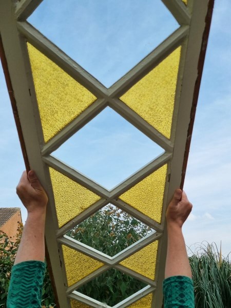 Oude-glazen-ramen-panelen-houten-frame-geel-glas-art-deco-glass-panels-windows-wooden-frame-00009