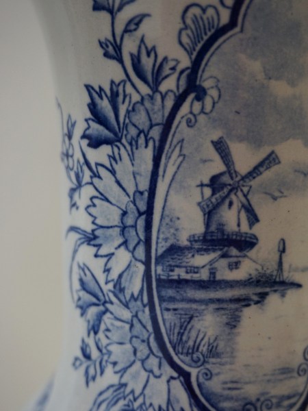 Petrus-regout-Maastricht-keramiek-vazen-zeilboot-decor-waterlandschap-Delfts-vases-earthenware