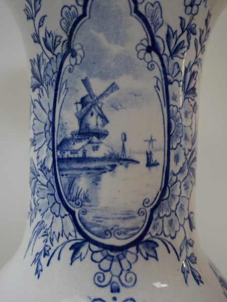 Petrus-regout-Maastricht-keramiek-vazen-zeilboot-decor-waterlandschap-Delfts-vases-earthenware