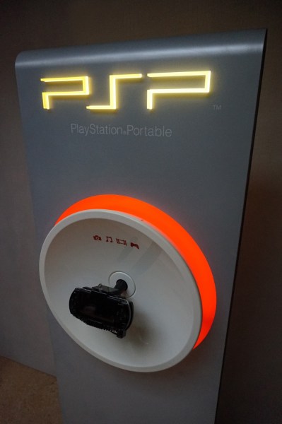 Playstation-portable-Sony-PSP-2004-PB-kiosk-demokast-demo-console-standaard-democonsole-16