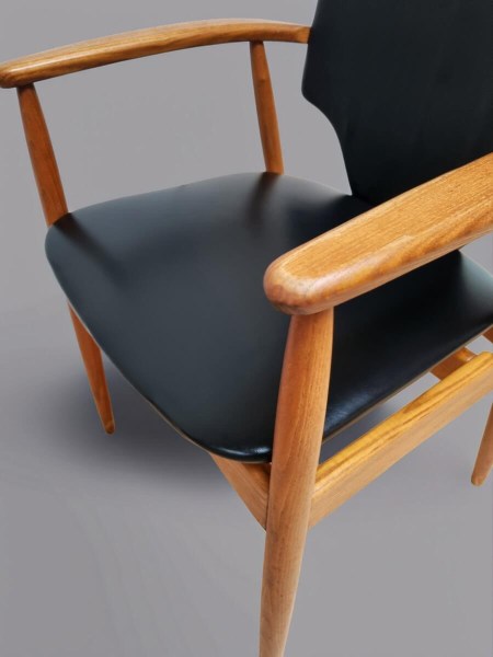 Scandinavische-armstoelen-vintage-fauteuils-teak-zwarte-skai-Scandinavian-armchairs-black-leatherette-design-00001