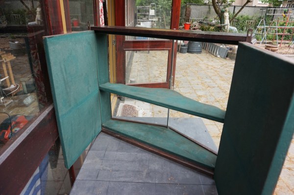 Vitrinekast-prijzenkast-hangvitrine-muurvitrine-achterkant-deuren-art-deco-eiken-oak-hanging-display-cabinet-trophy-01