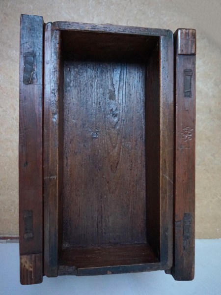 Wabi-Sabi-table-rustic-work-swiss-banker-merchant-primitive_4