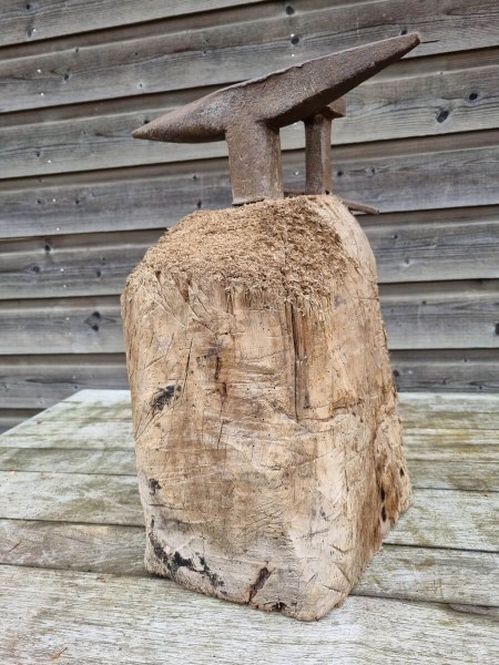 antiek-aambeeld-haarspit-boer-zeis-steckamboss-anvil-country-wabi-sabi-industrieel-interior-rustic-farmhouse-industrial-00004