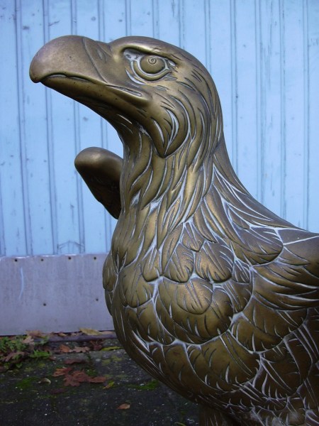 Antieke bronzen lezenier uit de kerk in de vorm van een adelaar