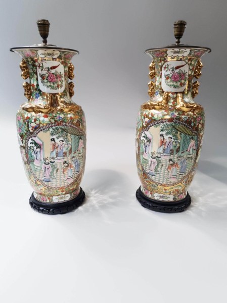 Paar grote vintage Chinese Canton Rose Medallion vaaslampen in een chic eclectisch interieur