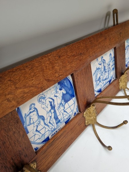 antieke-eiken-kapstok-keukenrek-tegels-bijbelse-taferelen-engelen-coat-rack-kitchen-tiles-biblical-scenes-antique-oak-00006