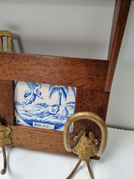 antieke-eiken-kapstok-keukenrek-tegels-bijbelse-taferelen-engelen-coat-rack-kitchen-tiles-biblical-scenes-antique-oak-00008