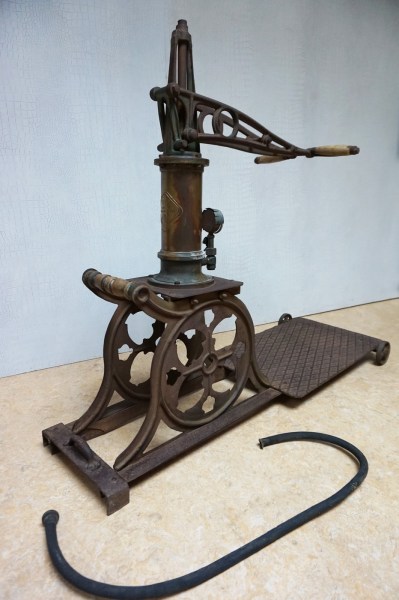 antieke-garage-pomp-banden-vintage-mobiele-handmatige-pompes-tire-pump-pnues-ancien-voiture-antique-auto-museum-00001