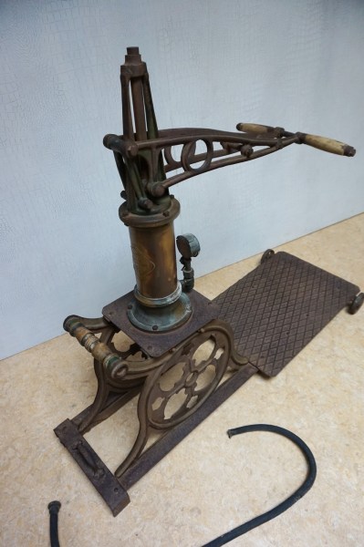 antieke-garage-pomp-banden-vintage-mobiele-handmatige-pompes-tire-pump-pnues-ancien-voiture-antique-auto-museum-00002