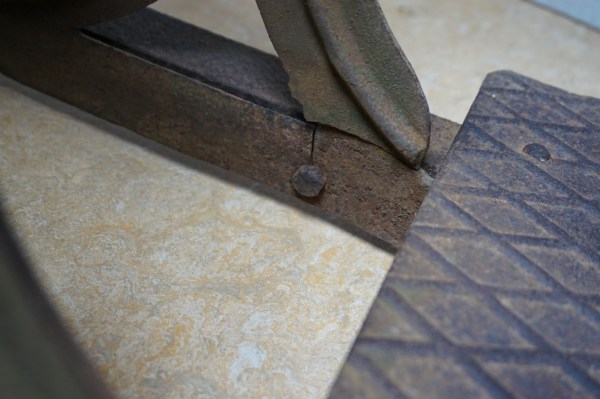 antieke-garage-pomp-banden-vintage-mobiele-handmatige-pompes-tire-pump-pnues-ancien-voiture-antique-auto-museum-00005