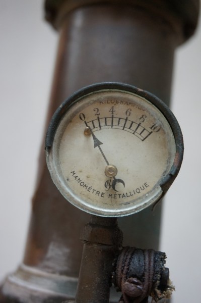 antieke-garage-pomp-banden-vintage-mobiele-handmatige-pompes-tire-pump-pnues-ancien-voiture-antique-auto-museum-00009