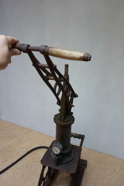 antieke-garage-pomp-banden-vintage-mobiele-handmatige-pompes-tire-pump-pnues-ancien-voiture-antique-auto-museum-00010