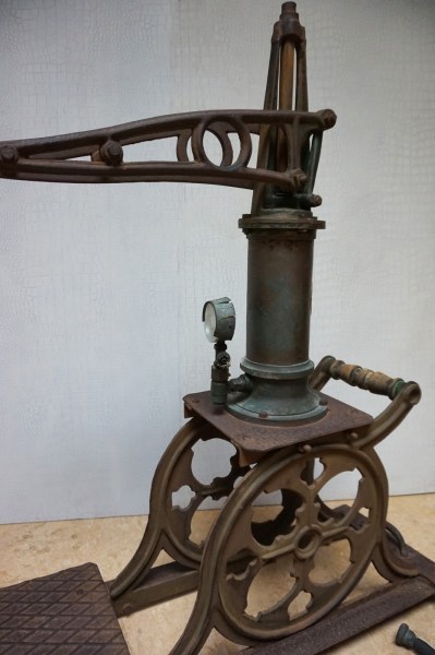 antieke-garage-pomp-banden-vintage-mobiele-handmatige-pompes-tire-pump-pnues-ancien-voiture-antique-auto-museum-00011