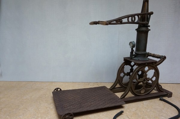 antieke-garage-pomp-banden-vintage-mobiele-handmatige-pompes-tire-pump-pnues-ancien-voiture-antique-auto-museum-00012