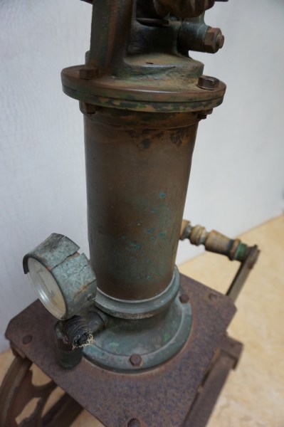 antieke-garage-pomp-banden-vintage-mobiele-handmatige-pompes-tire-pump-pnues-ancien-voiture-antique-auto-museum-00014