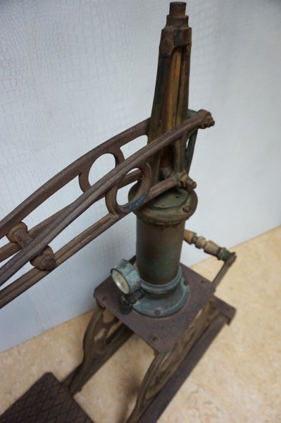 antieke-garage-pomp-banden-vintage-mobiele-handmatige-pompes-tire-pump-pnues-ancien-voiture-antique-auto-museum-00015