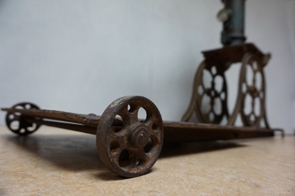 antieke-garage-pomp-banden-vintage-mobiele-handmatige-pompes-tire-pump-pnues-ancien-voiture-antique-auto-museum-00017