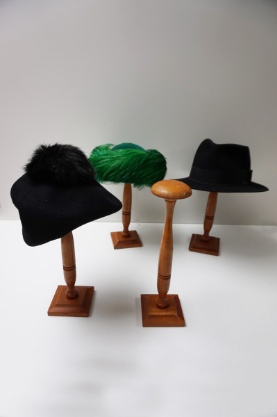 antieke-oude-brocante-houten-hoedenstandaard-hoeden-standaard-hoedenstaanders-standaard-mutsen-hat-stand-antique