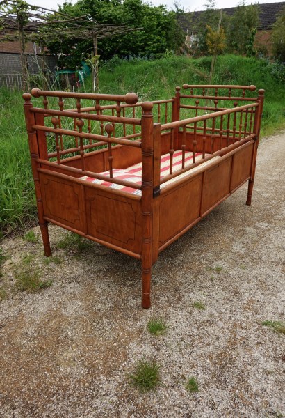 antieke-houten-kinderbed-ledikant-kinder-kasteel-bed-wooden-crib-toddler-baby-castle