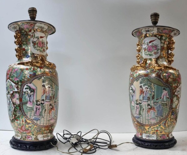 Vue des socles en bois amovibles et du câblage électrique doré avec interrupteur pour paire de lampes vases Canton