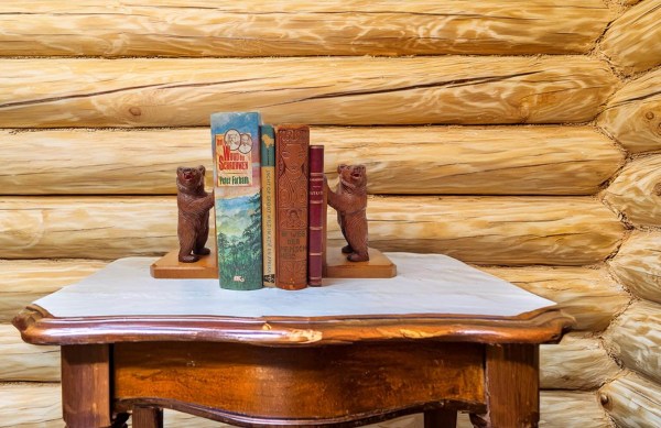 blokhut-schwarzwald-beren-black-forest-bear-bookends-houten-beren