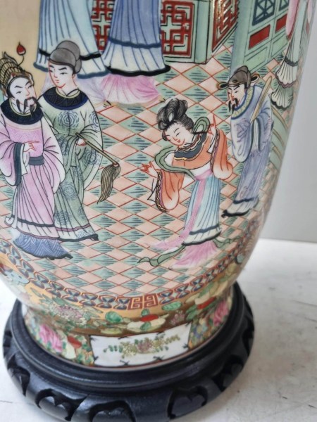 Detail van het handgeschilderde decor met traditionele Chinese hovelingen in paleistuin op een Canton Rose Medallion vaas.