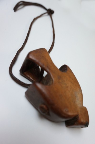 old-cattle-amulet-container-wooden-animal-protection-middle-east-central-asia-farmers-vee-dier-hout-bescherming-koran