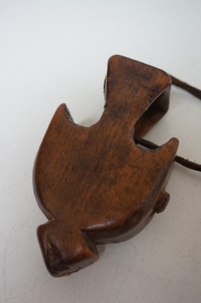 old-cattle-amulet-container-wooden-animal-protection-middle-east-central-asia-farmers-vee-dier-hout-bescherming-koran