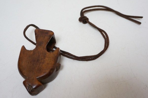 old-cattle-amulet-container-wooden-animal-protection-middle-east-central-asia-farmers-vee-dier-hout-bescherming-koran