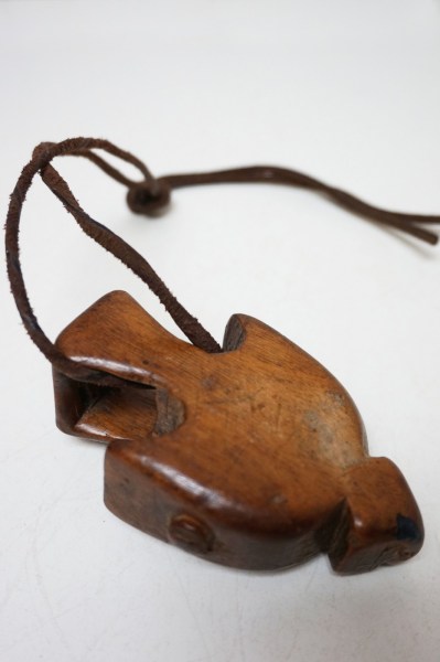 old-cattle-amulet-container-wooden-animal-protection-middle-east-central-asia-farmers-vee-dier-hout-bescherming-koran