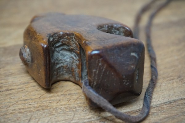 old-cattle-amulet-container-wooden-animal-protection-middle-east-central-asia-farmers-vee-dier-hout-bescherming-koran