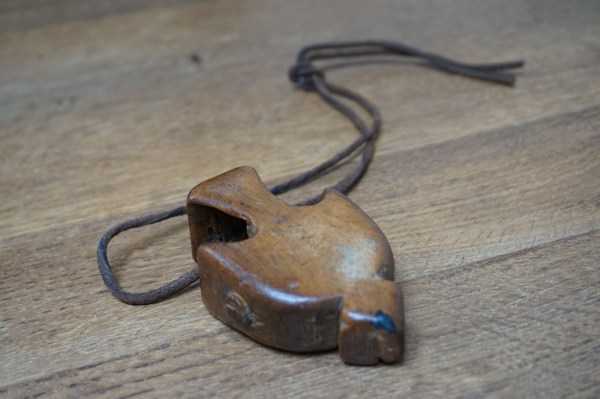 old-cattle-amulet-container-wooden-animal-protection-middle-east-central-asia-farmers-vee-dier-hout-bescherming-koran