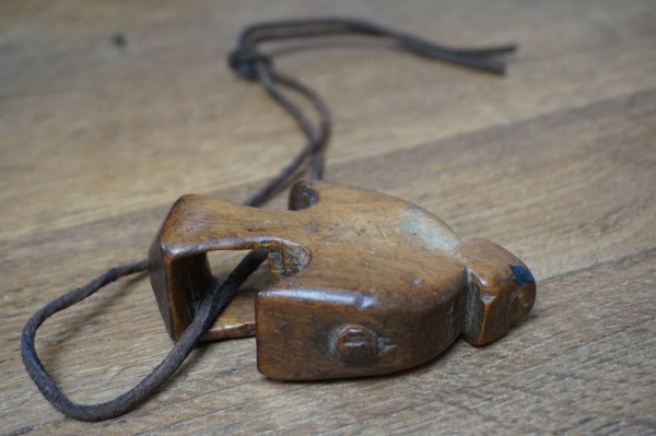 old-cattle-amulet-container-wooden-animal-protection-middle-east-central-asia-farmers-vee-dier-hout-bescherming-koran