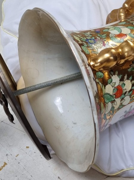 Binnenkant van de hals van een Chinese Famille Rose vaas met metalen draadeind voor de montage van de tafellamp