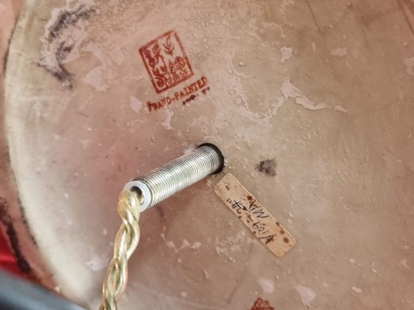 Rode vierkante stempel met tekst Hand-Painted en Chinese karakters op de onderkant van een Canton porseleinen vaaslamp