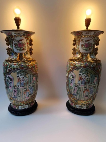 Sfeerverlichting met twee grote brandende Chinese Rose Medallion vaaslampen met goudaccenten