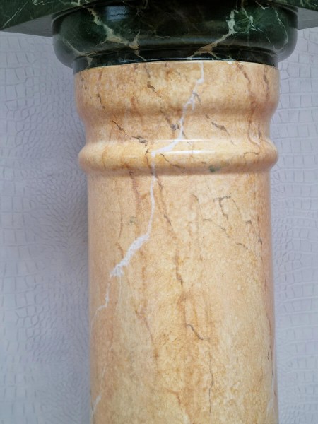 Colonna decorativa finto marmo beige e verde alta 153 cm utilizzata come piedistallo
