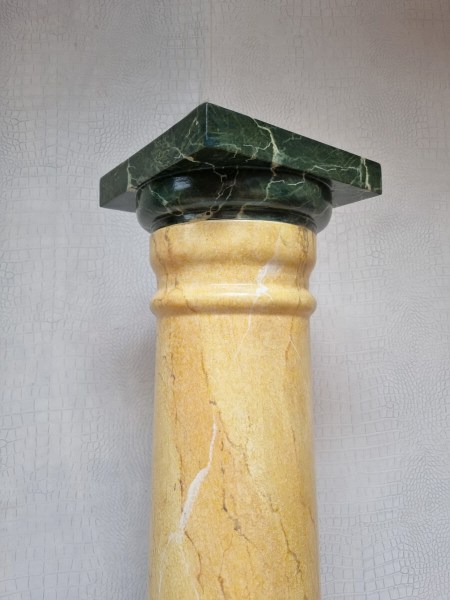 Colonne decorative en faux marbre jaune et vert de 153 cm de hauteur pour interieur
