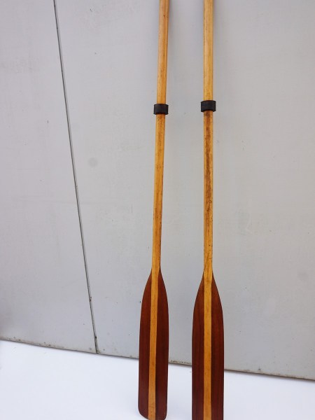 decoratieve-vintage-oude-houten-roeispanen-kano-nautische-sfeer-beach-house-wooden-paddels-oars