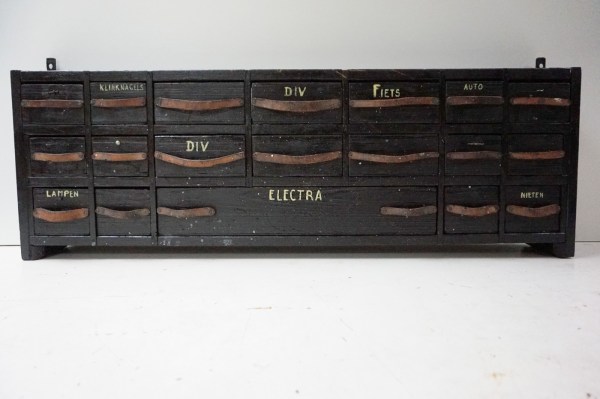 industriele-vintage-ladekast-werkplaats-kast-houten-hangkast-hangladenkast-laden-blok-hanging-workshop-cabinet
